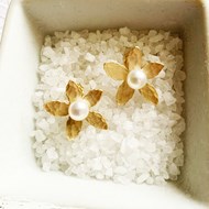 FLOWER STUD EARRINGS WITH PEARL